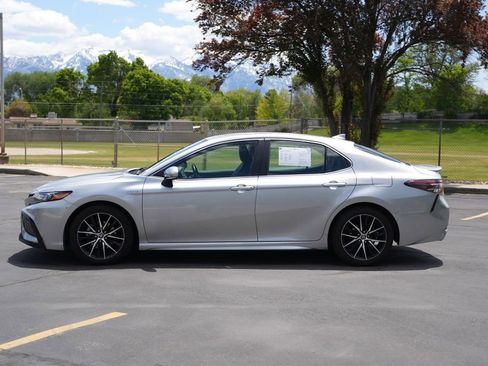 Used 2021 Toyota Camry SE w/ Cold Weather Package FWD image 2