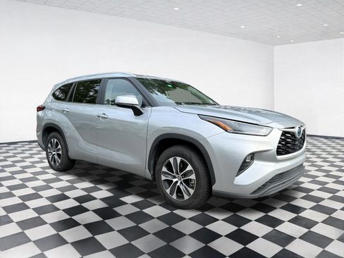 Used 2023 Toyota Highlander XLE FWD image 3