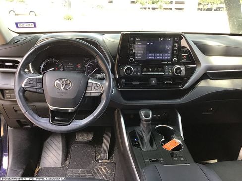 Used 2021 Toyota Highlander XLE FWD image 13