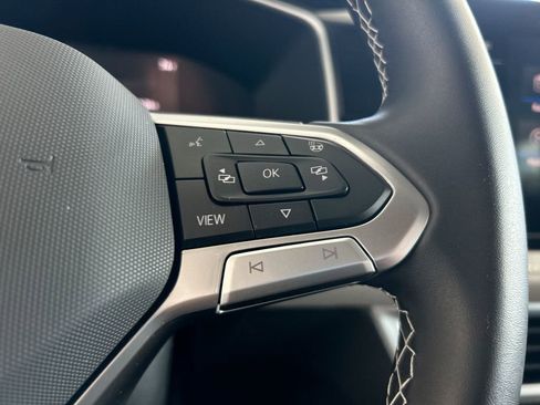 Certified 2025 Volkswagen Taos SE image 18