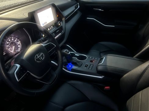 Used 2024 Toyota Highlander XLE image 7