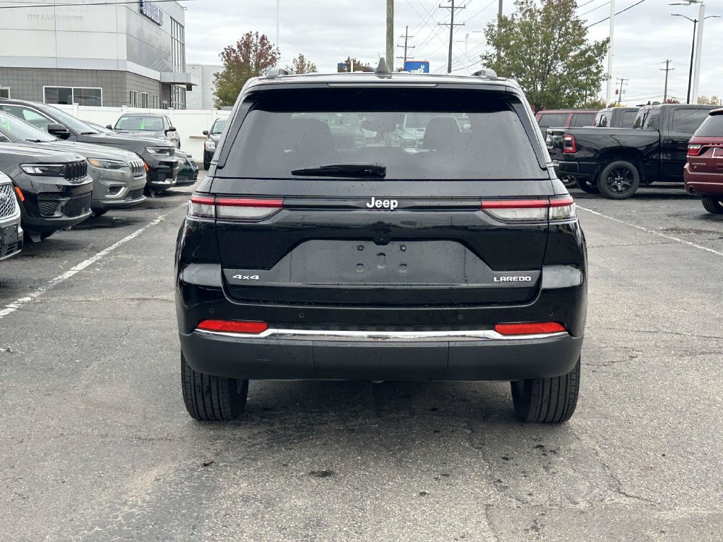Used 2024 Jeep Grand Cherokee Laredo X w/ Luxury Tech Group I AWD/4WD image 5