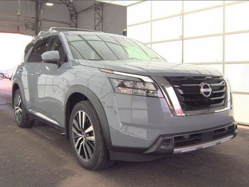 Used 2025 Nissan Pathfinder Platinum w/ Cargo Package AWD/4WD image 5