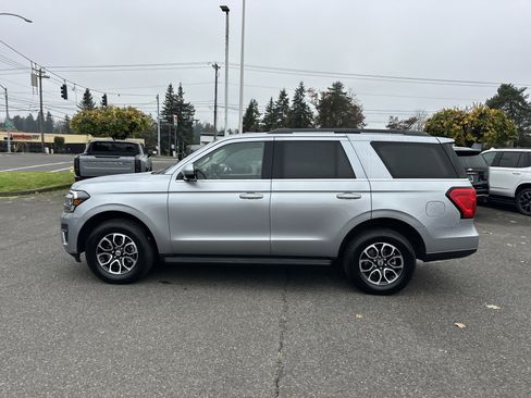 Used 2024 Ford Expedition XLT image 2