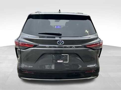 Used 2025 Toyota Sienna Platinum image 4