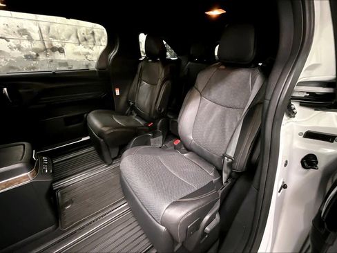 Used 2025 Toyota Sienna Platinum image 20