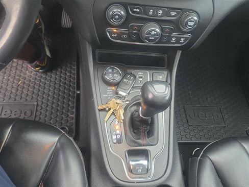 Used 2019 Jeep Cherokee Trailhawk w/ Comfort/Convenience Group AWD/4WD image 8