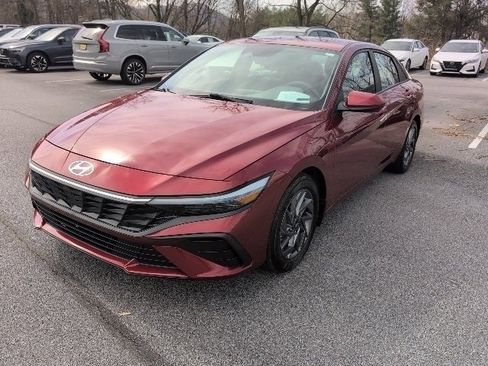 Used 2024 Hyundai Elantra SEL image 1