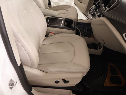 Used 2021 Chrysler Pacifica Touring-L w/ Uconnect Theater Family Group FWD image 15