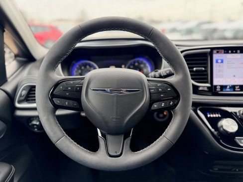 Used 2024 Chrysler Pacifica Touring-L w/ Uconnect Theater Family Group image 12