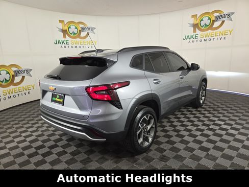Certified 2025 Chevrolet Trax LT w/ LT Convenience Package FWD image 9