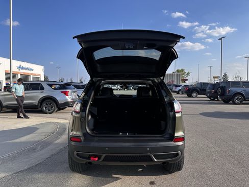 Used 2019 Jeep Cherokee Trailhawk AWD/4WD image 22