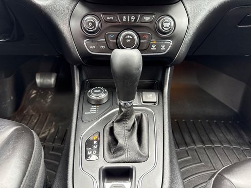 Used 2019 Jeep Cherokee Latitude Plus AWD/4WD image 24