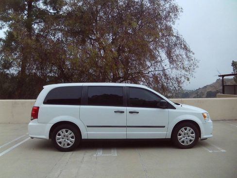 Used 2016 Dodge Grand Caravan American Value Package w/ UConnect Hands-Free Group FWD image 9