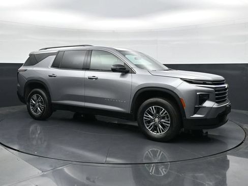 Used 2025 Chevrolet Traverse LT AWD/4WD image 3
