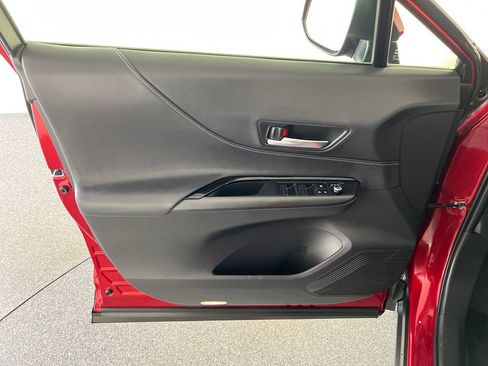 Used 2022 Toyota Venza XLE image 13