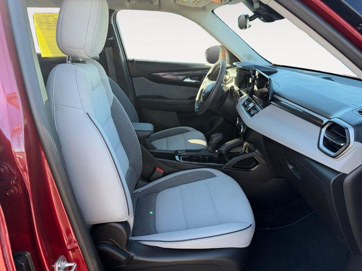 Used 2025 Chevrolet TrailBlazer LT AWD/4WD image 15