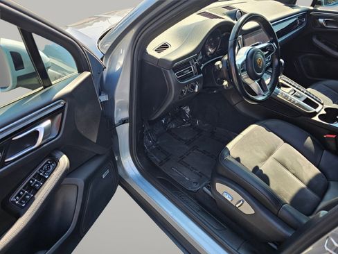 Used 2021 Porsche Macan Premium Pkg w/ Premium Package image 21