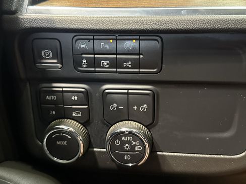 Used 2025 Chevrolet Suburban High Country AWD/4WD image 35