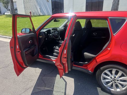 Used 2015 Kia Soul + w/ Audio Package FWD image 8