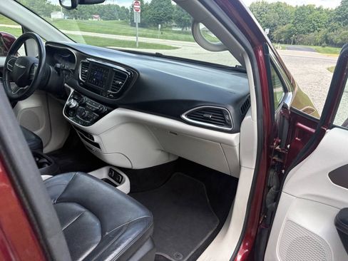 Used 2018 Chrysler Pacifica Touring-L FWD image 38