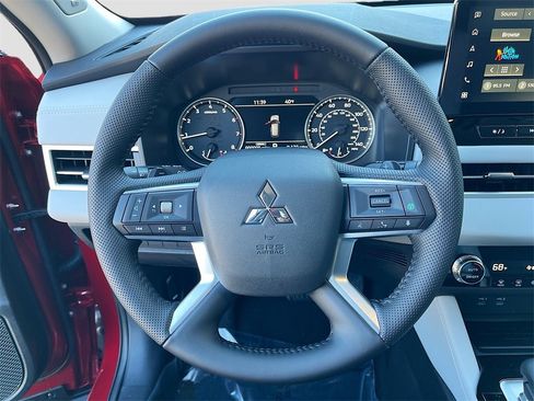 New 2025 Mitsubishi Outlander SE image 11