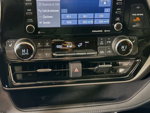 Certified 2022 Toyota Highlander XLE image 17