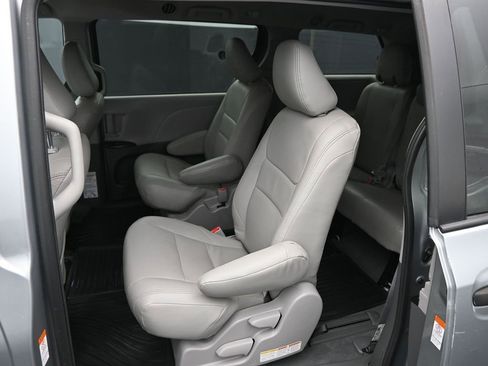 Used 2020 Toyota Sienna L image 12