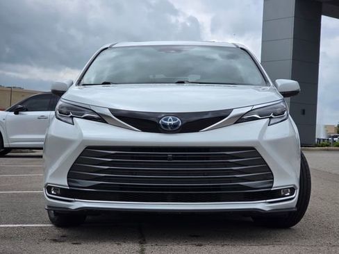 Used 2023 Toyota Sienna Platinum AWD/4WD image 3