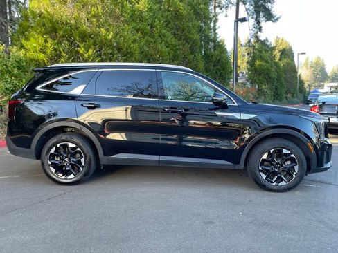 Used 2024 Kia Sorento S image 2