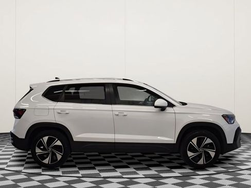 Used 2025 Volkswagen Taos SE AWD/4WD image 2