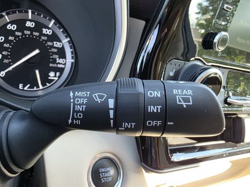 Used 2021 Toyota Highlander XLE AWD/4WD image 31