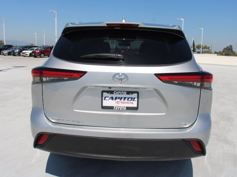 Used 2023 Toyota Highlander XLE FWD image 4
