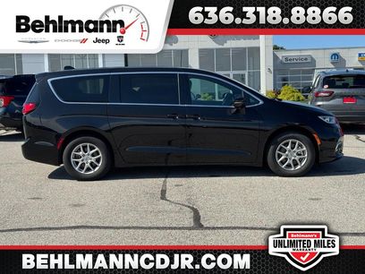 Used 2025 Chrysler Pacifica Select