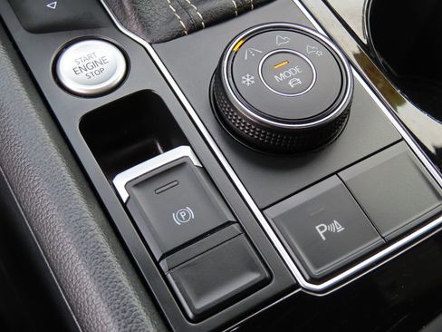 Used 2022 Volkswagen Atlas Cross Sport SE image 9