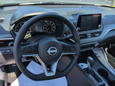 Used 2025 Nissan Altima 2.5 SV FWD image 12