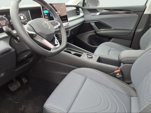 New 2026 Volkswagen Tiguan SE image 16