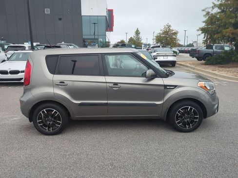 Used 2013 Kia Soul FWD image 2