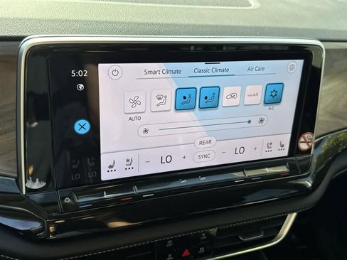 Used 2025 Volkswagen Atlas SE image 12