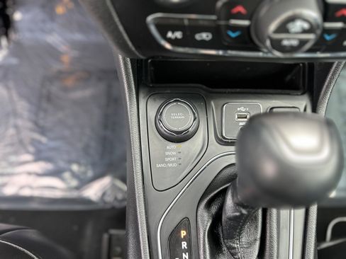 Used 2019 Jeep Cherokee Latitude Plus w/ Comfort/Convenience Group AWD/4WD image 31