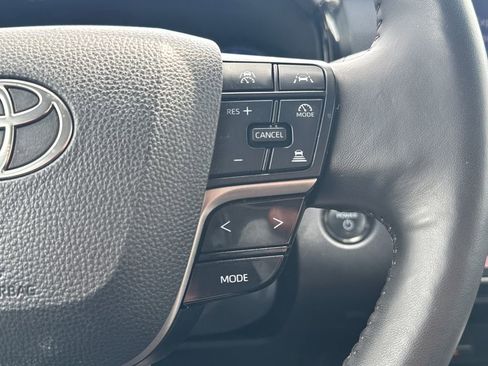 Used 2025 Toyota Camry XLE AWD/4WD image 18