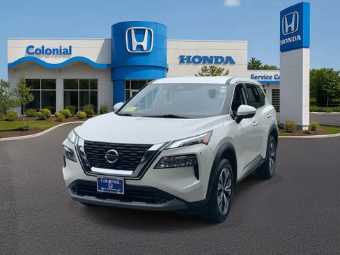 Used 2021 Nissan Rogue SV image 2