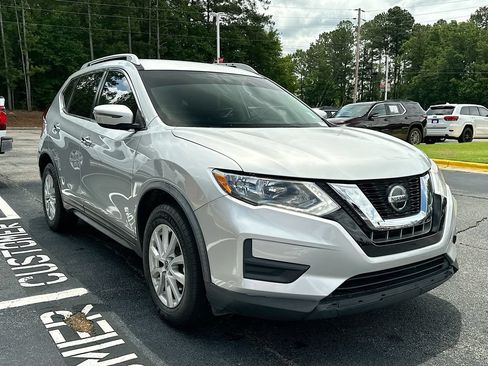 Used 2018 Nissan Rogue SV FWD image 2
