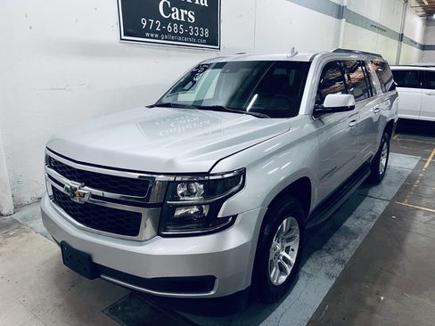 Used 2018 Chevrolet Suburban LT RWD image 3