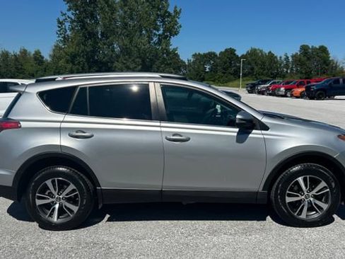 Used 2018 Toyota RAV4 XLE AWD/4WD image 2
