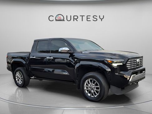 Used 2025 Toyota Tacoma Limited image 7