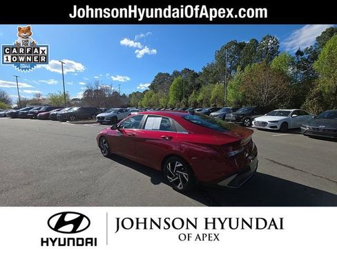 Certified 2025 Hyundai Elantra Limited FWD image 17