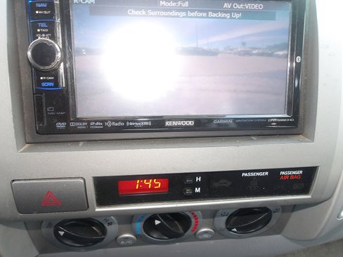 Used 2011 Toyota Tacoma 4x4 Access Cab V6 w/ TRD Sport Pkg image 18