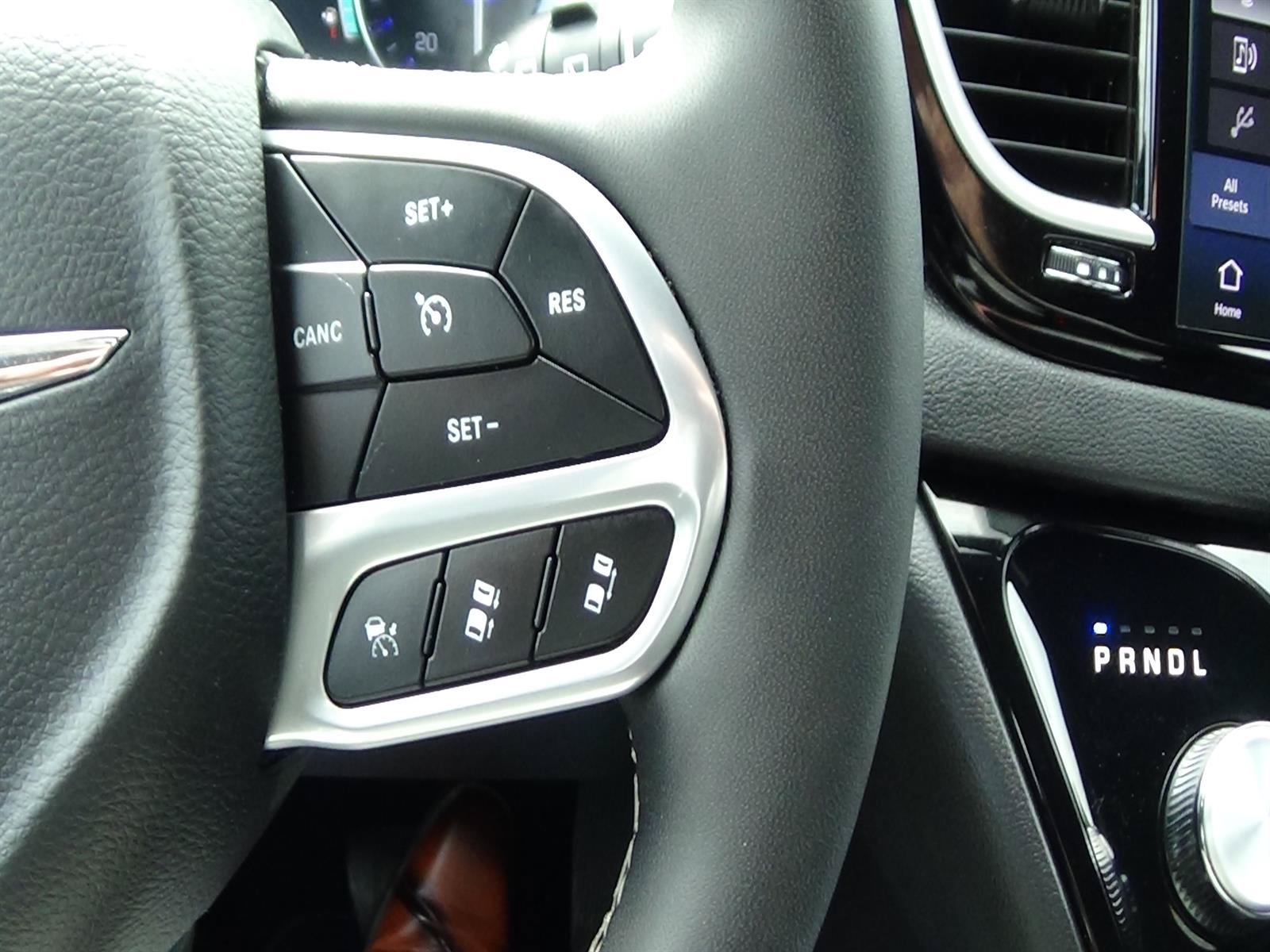 Certified 2025 Chrysler Pacifica Select FWD image 22