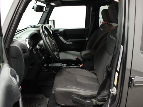 Used 2016 Jeep Wrangler Unlimited Sahara w/ Connectivity Group image 17